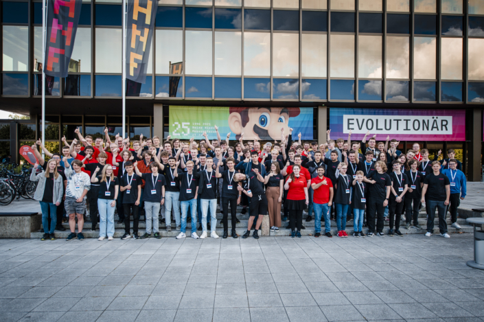 Gruppenfoto vor dem Heinz Nixdorf MuseumsForum beim PIT Hackathon mit jungen IT-Teams