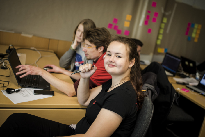 Workshop beim PIT Hackathon, Jugendliche programmieren an Laptops