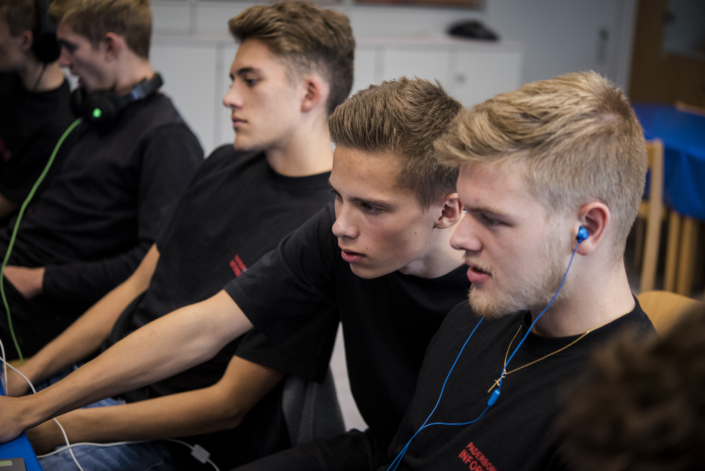 Team programmiert gemeinsam beim PIT Hackathon, intensives IT-Coding