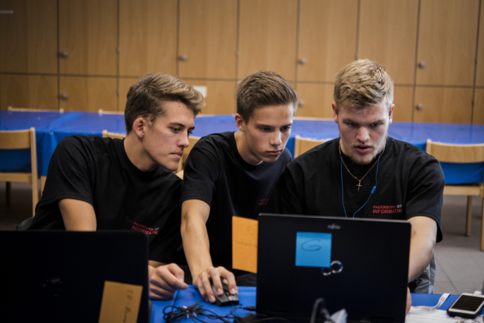Junge Teilnehmende entwickeln Software bei einem PIT IT-Wettbewerb